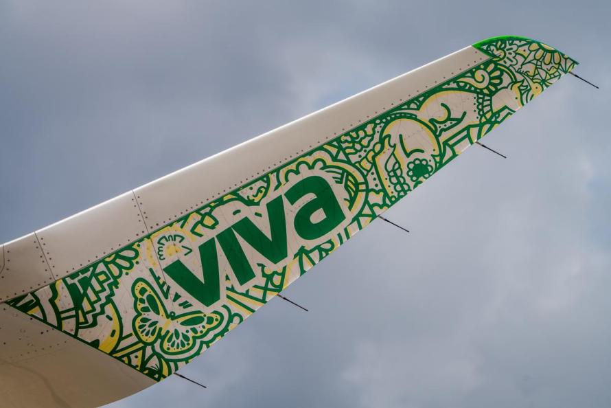 Wing of Viva Aerobus 
