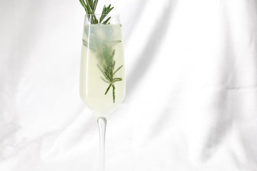 Limoncello Spritz (Olio/Bush Airport): Limoncello, Italy’s favorite lemon liqueur, is lightened up with Mionetto prosecco and a splash of club soda. Located near Gate 14 in Terminal C, Olio features a selection of fresh salads and panini comprised of the best seasonal, locally-sourced produce, with a menu from Chef Monica Pope. Holiday Cocktails at Houston Airports