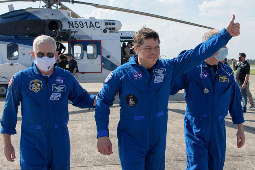NASA Astronauts Return to Earth, Fly to Ellington Airport to Reunite with Family 